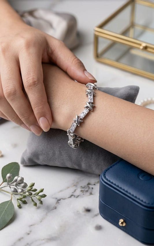 The Éclat Infinite Bracelet