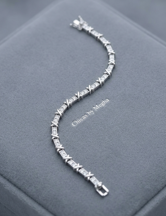 The Éclat Infinite Bracelet