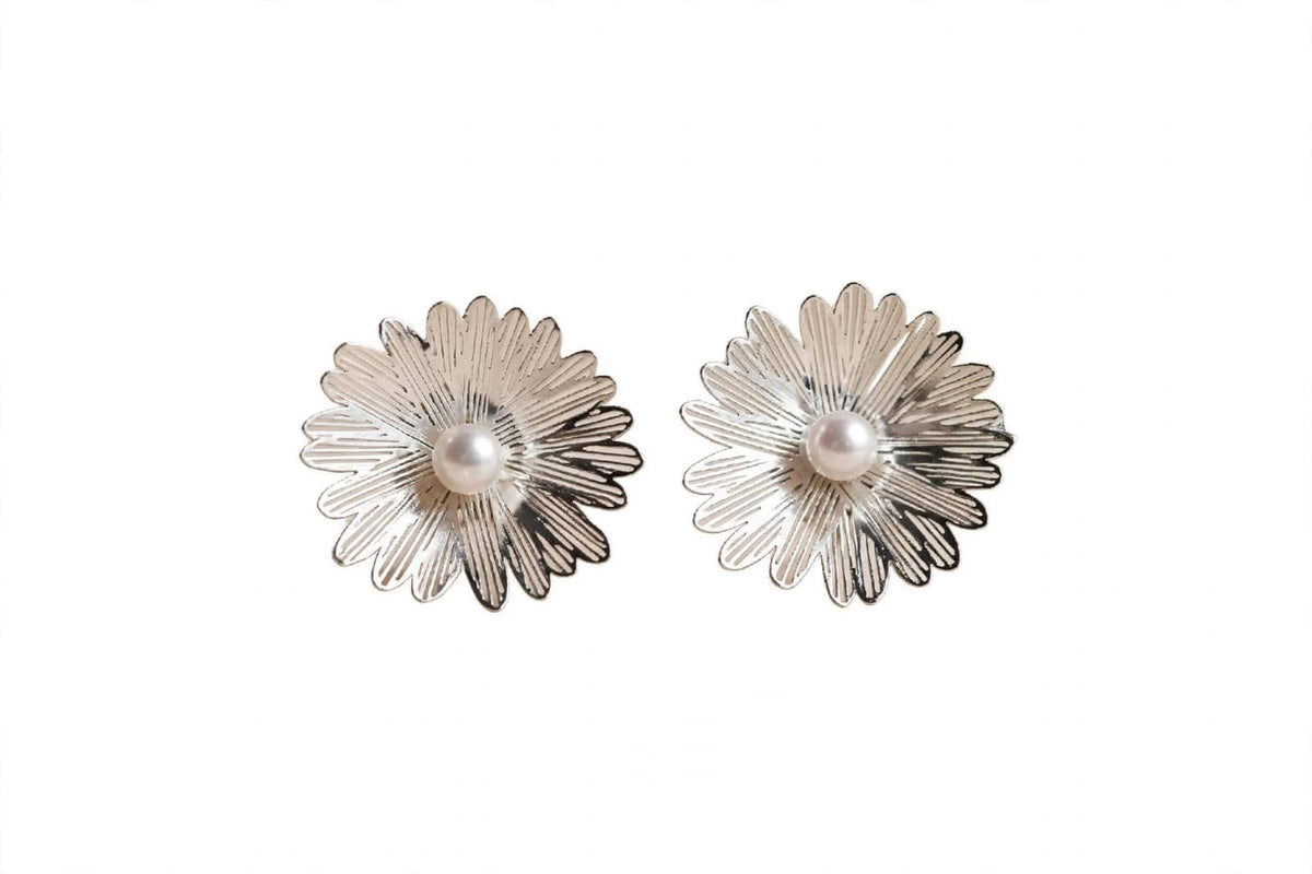 Daisy Pearl Bloom - Silver Flower Pearl Stud Earrings